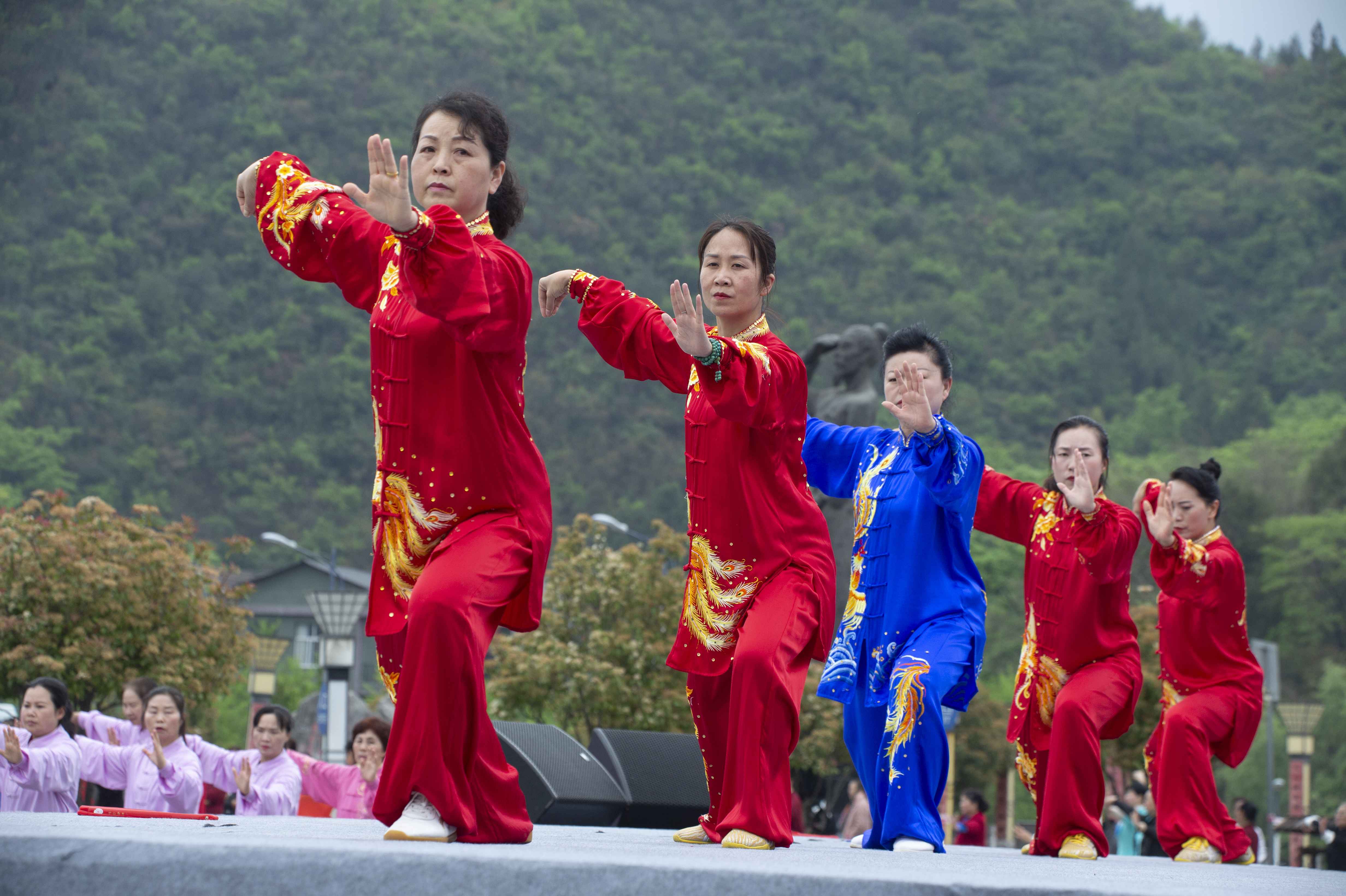 万峰林全身健身活动（摄制：印象黔西南） (6).jpg