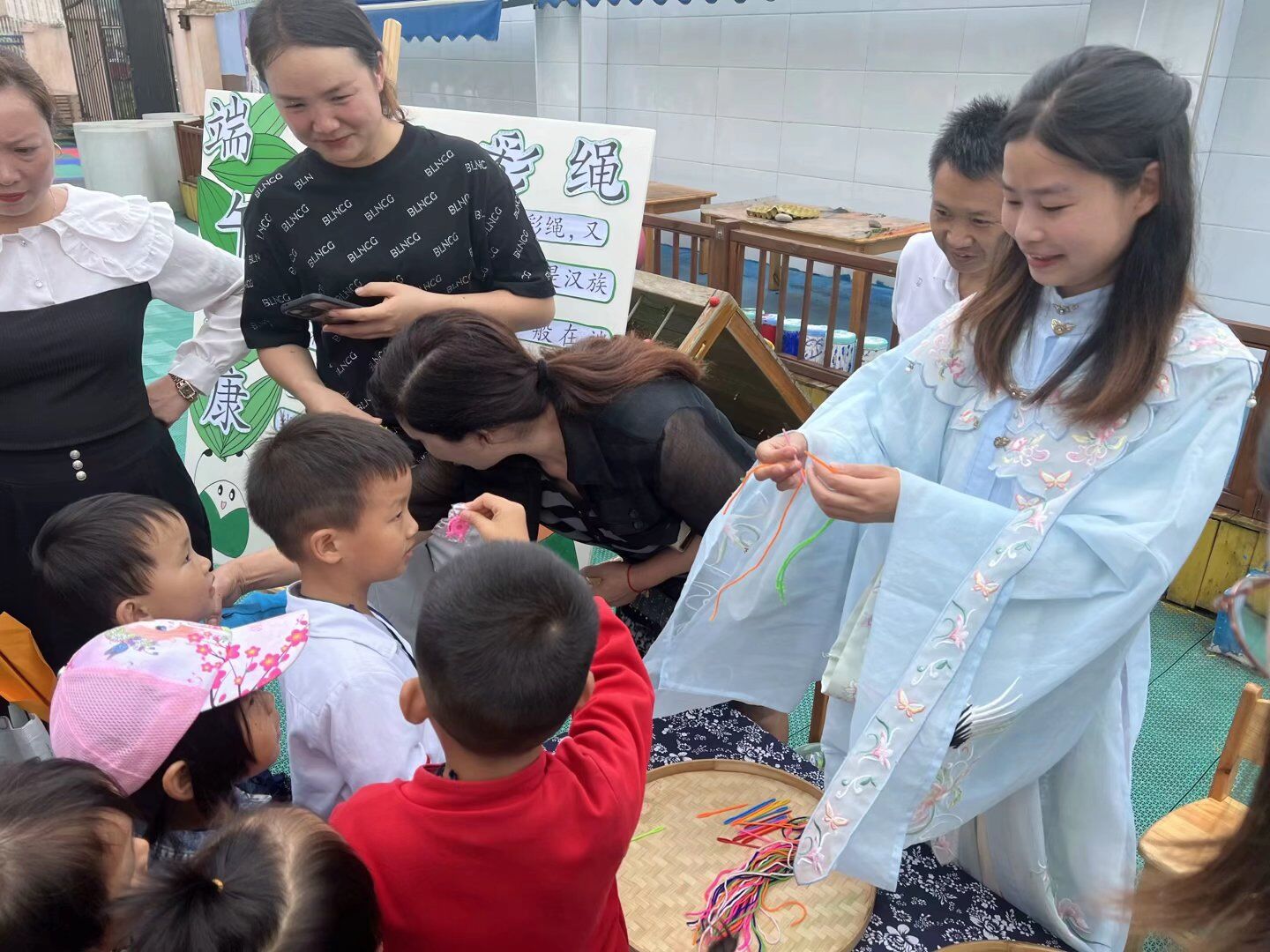 穿五彩绳.jpg