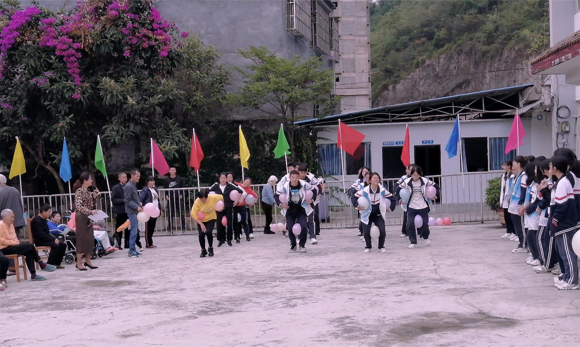 学生与老人开展互动游戏.jpg
